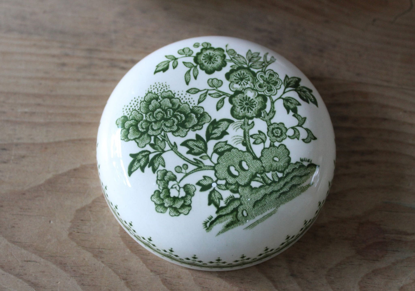 Mason's Manchu green ironstone ginger jar, close up of lid.